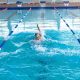 hombre nadando en una piscina, previamente controlada