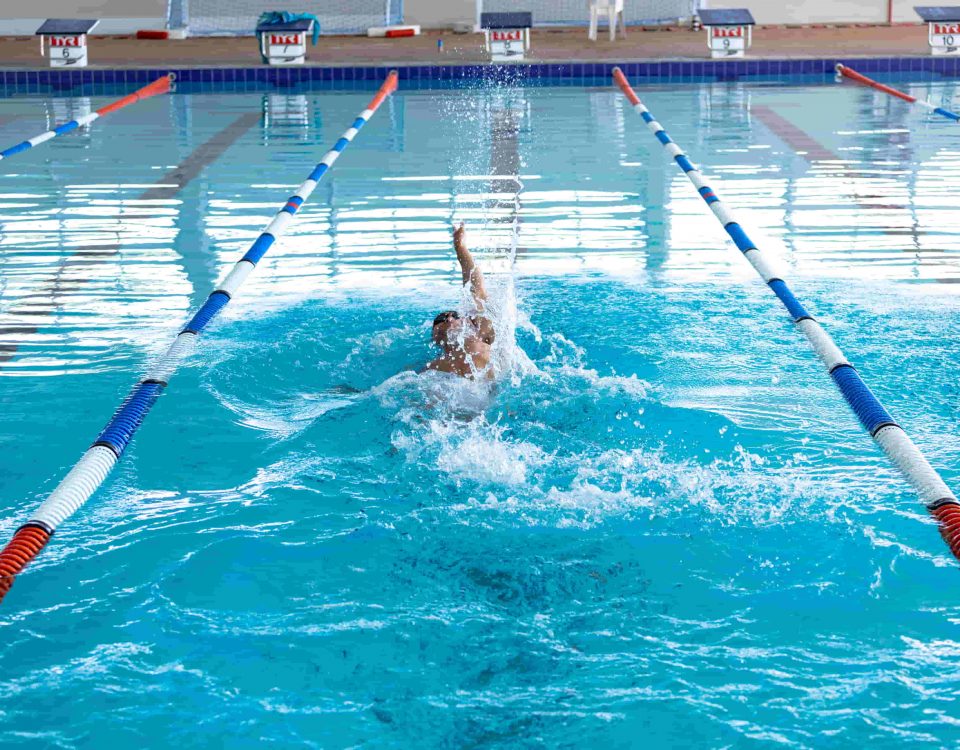 hombre nadando en una piscina, previamente controlada