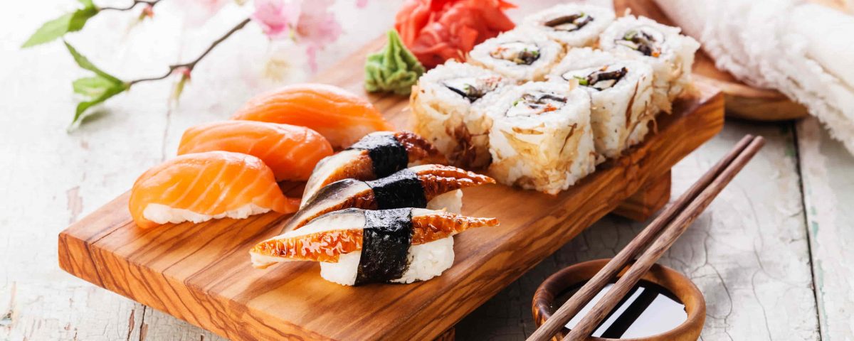 sushi en una tabla haciendo alusión a umami.