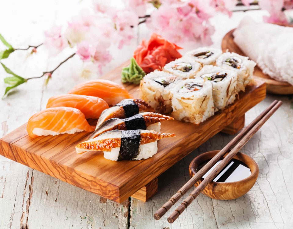 sushi en una tabla haciendo alusión a umami.