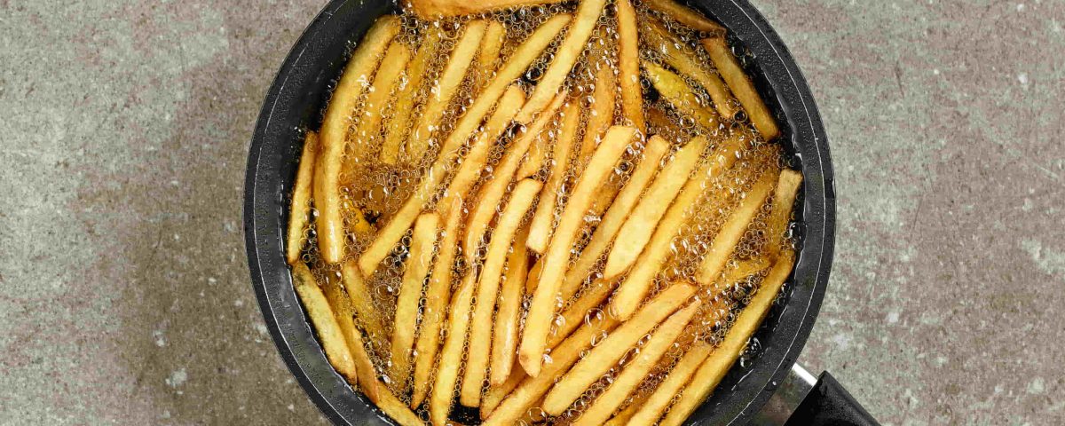 patatas fritas en una sartén con aceite