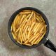 patatas fritas en una sartén con aceite