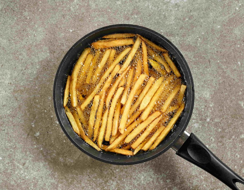 patatas fritas en una sartén con aceite