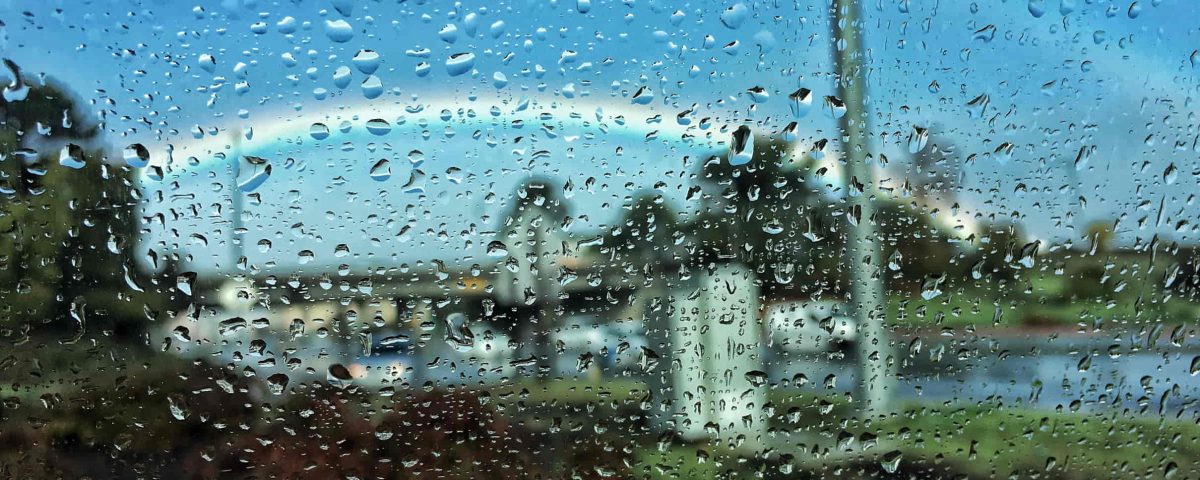 gotas de lluvia reflejadas en un cristal haciendo alusión a las bacterias