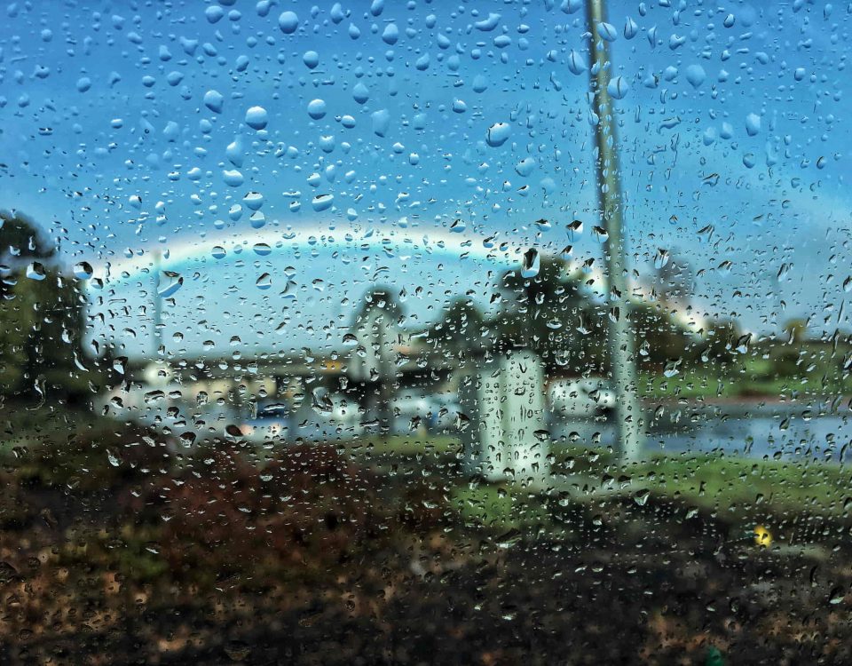 gotas de lluvia reflejadas en un cristal haciendo alusión a las bacterias